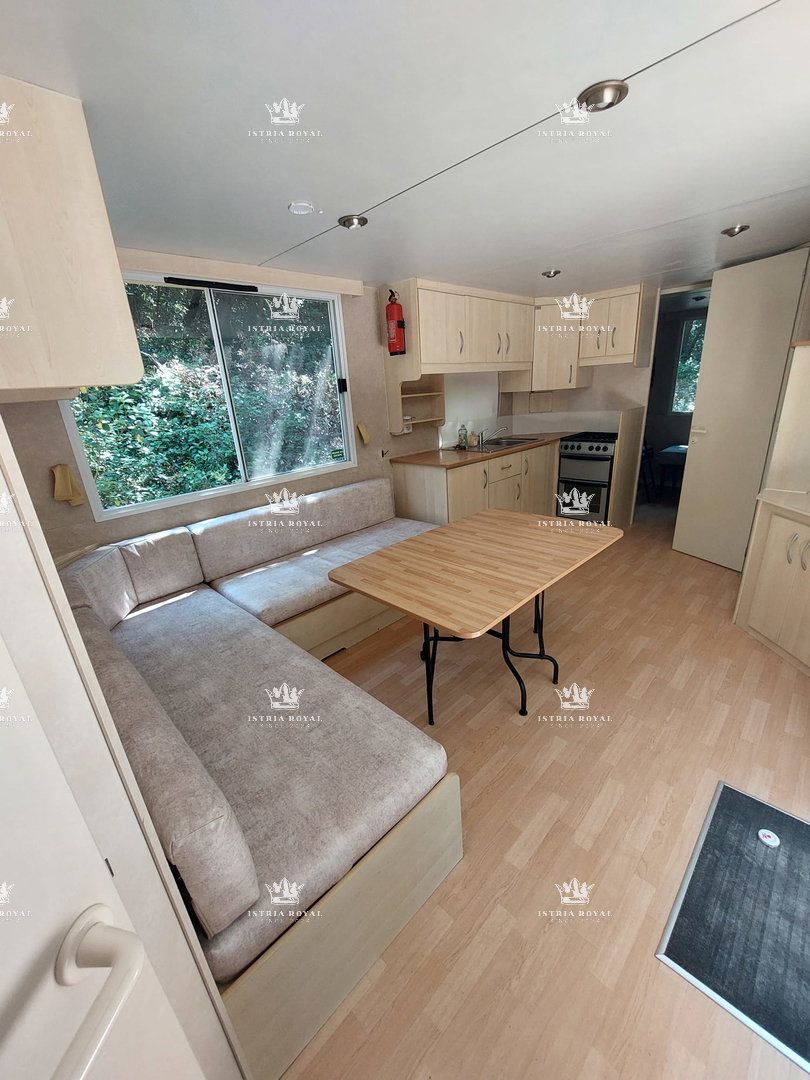 Due lotti arredati con case mobili – a 30 secondi dalla spiaggia – investimento di prima qualità in Istria